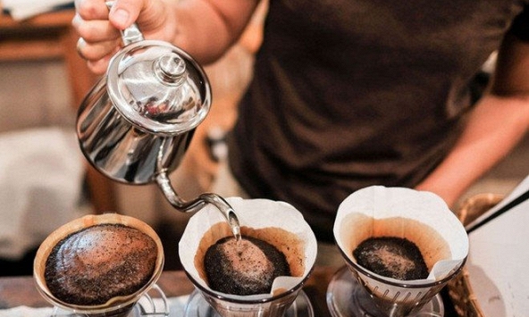 Chuyên gia khuyến cáo không uống cà phê vào buổi sáng ngay khi thức dậy