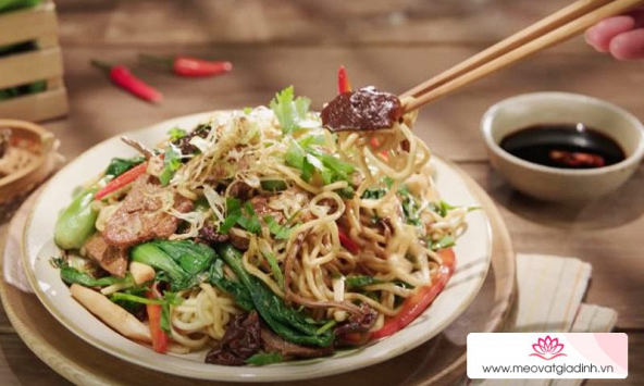 Món ngon mỗi ngày: Mì EFU xào nấm trà
