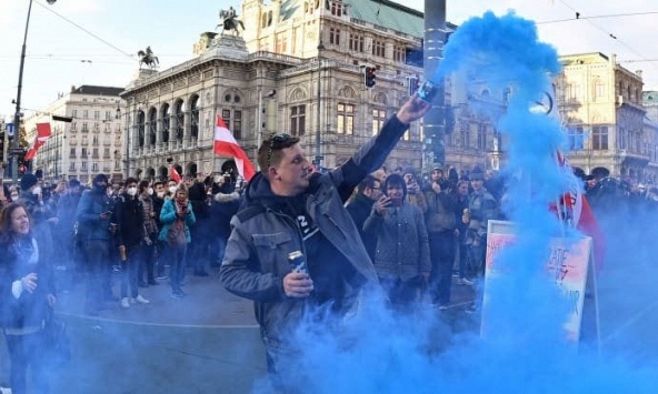 Biểu tình khắp nơi, châu Âu rúng động vì các lệnh phong tỏa