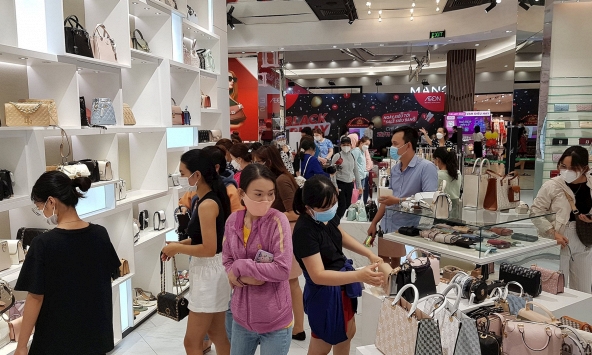 Nhiều cửa hàng tung khuyến mãi từ 50-70% nhưng khách vẫn thờ ơ