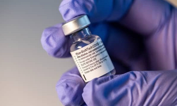 Các hãng sản xuất vaccine COVID-19 'chạy đua' với 'siêu biến thể' Omicron