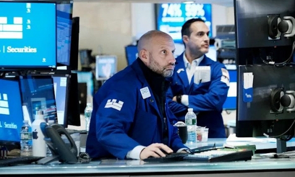 Mỹ hạn chế du lịch từ Nam Phi, 7 quốc gia khác, thị trường chứng khoán thế giới lao đốc