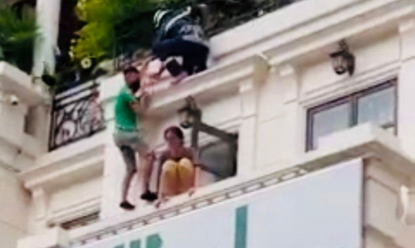 Clip Cô gái có ý định nhảy lầu tự tử được cảnh sát, người dân giải cứu