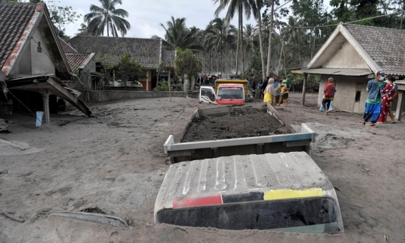 Hình ảnh núi lửa phun trào chôn vùi làng mạc, làm hơn 10 người thiệt mạng ở Indonesia