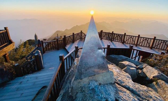 Ngắm đỉnh Fansipan phủ trắng sương muối