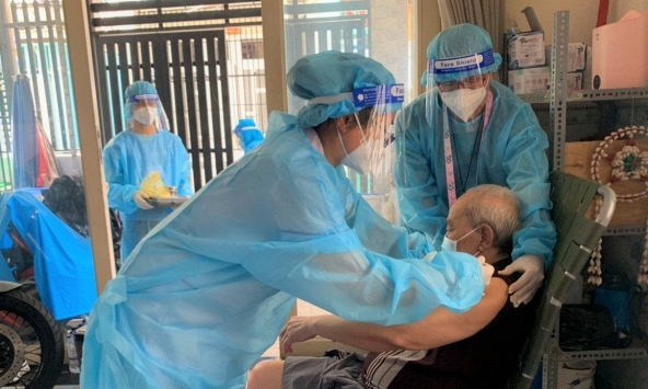 TP.HCM dự kiến tiêm mũi vaccine thứ 3 cho một số đối tượng từ ngày 10/12