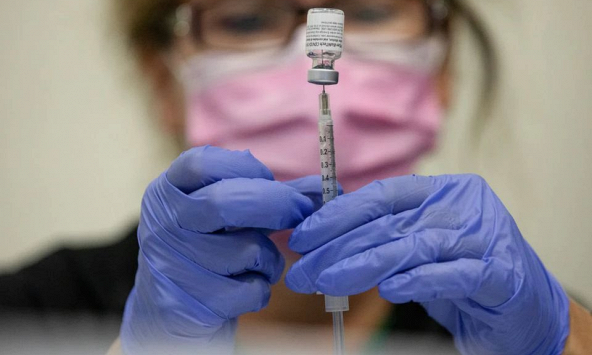 Sợ biến thể Omicron, người Mỹ xếp hàng để tiêm vaccine ngừa COVID-19