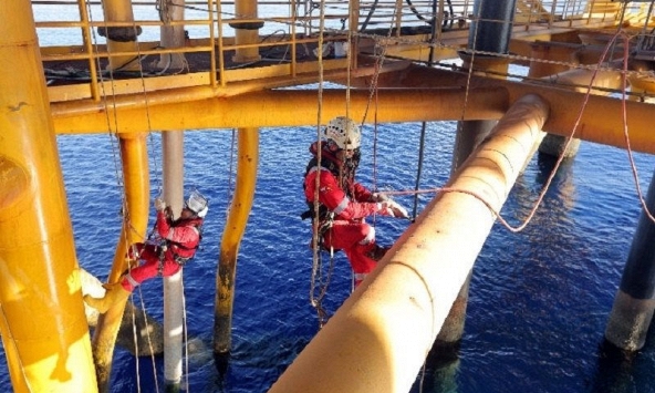 Giá dầu ghi nhận tuần tăng đầu tiên sau 6 tuần giảm liên tiếp