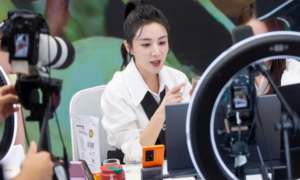 'Nữ hoàng bán hàng trực tuyến' Trung Quốc bị phạt 210 triệu USD vì trốn thuế