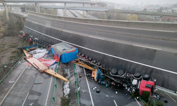 Video hiện trường vụ sập cầu dẫn đường cao tốc ở Trung Quốc