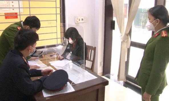 Thiếu nữ 9X tự quay 54 clip sex, tung lên mạng kiếm tiền bị khởi tố