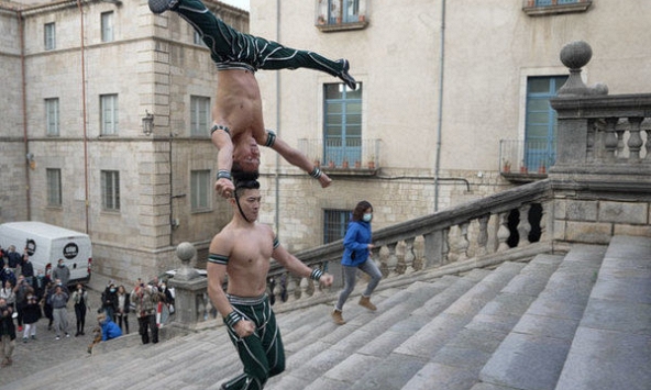 'Nín thở' cùng hai anh em xiếc Quốc Cơ – Quốc Nghiệp chinh phục 100 bậc thang trong 53 giây