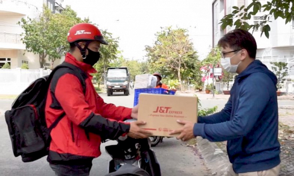 Thị trường chuyển phát nhanh 2021: Trong cái khó, ló cái khôn