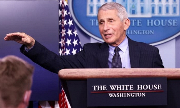 Tiến sĩ Fauci: Biến thể Omicron ít nghiêm trọng hơn Delta