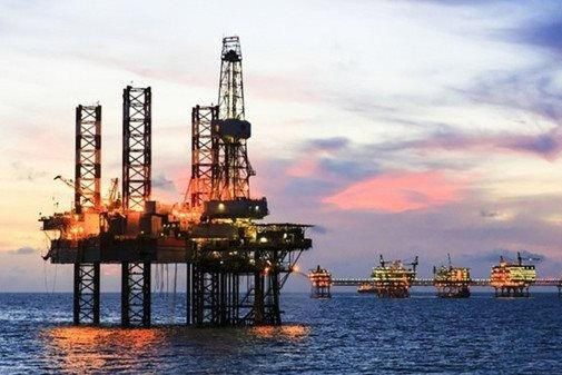 Dự trữ dầu thô của Mỹ giảm, giá dầu vững đà tăng