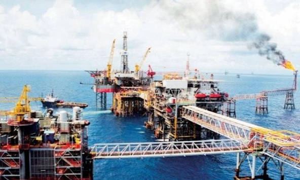 Bị biến thể Omicron gây áp lực, giá dầu quay đầu giảm 