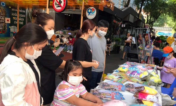 Đường sách TP.HCM nhộn nhịp những ngày cuối năm