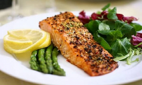 Món ngon mỗi ngày: Cá hồi áp chảo xốt tiêu
