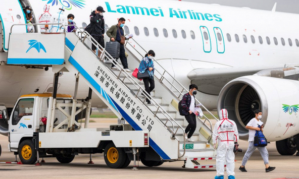 Trung Quốc: Mua vé máy bay về nước như chơi xổ số