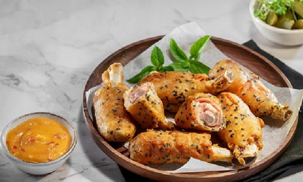 Món ngon mỗi ngày: Sườn cuộn bacon chiên mè
