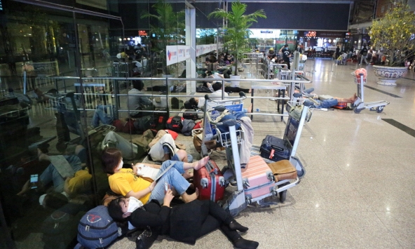 Hành khách vật vạ ở sân bay Tân Sơn Nhất do máy bay bị trễ chuyến