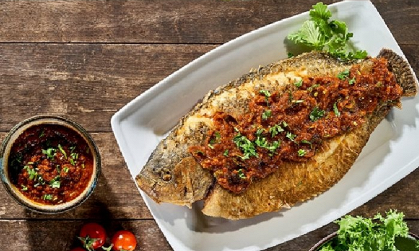 Món ngon mỗi ngày: Cá tai tượng chiên xốt sambal
