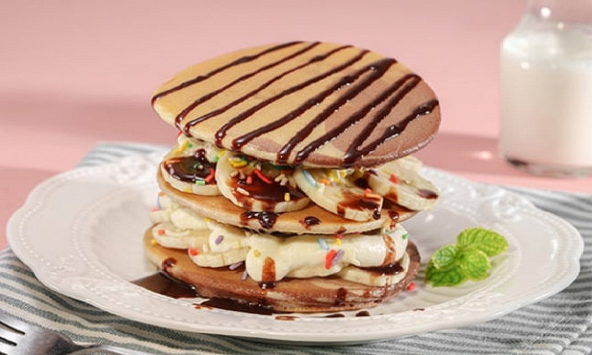 Món ngon mỗi ngày: Pancake hai màu chuối socola
