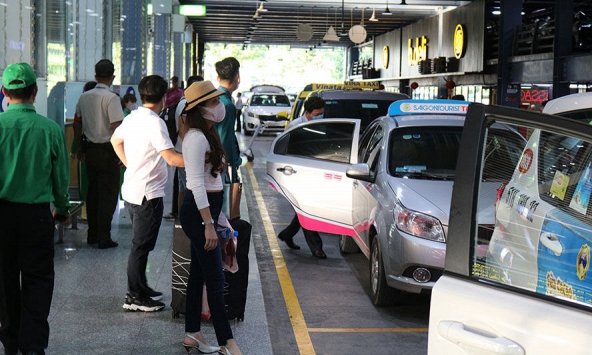 Giá taxi tăng gấp đôi, khách ở sân bay Tân Sơn Nhất vẫn khó bắt xe