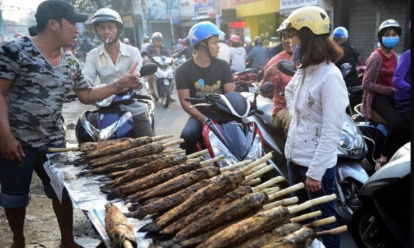 Cá lóc hút hàng trong ngày 'vía Thần tài'