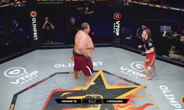 Trận MMA chênh lệch 180 kg ở Nga