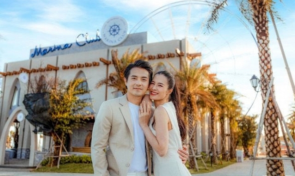 Đông Nhi Ông Cao Thắng lái xe mui trần dạo biển Phan Thiết 