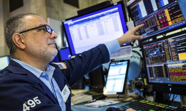 Chứng khoán, dầu thô giảm khi Nga tuyên bố tiếp tục tăng quân ở biên giới Ukraina