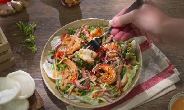 Món ngon mỗi ngày: Salad hoa lý tôm xá xíu

