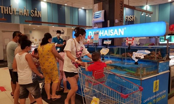 Tôm hùm rớt giá còn 400.000-600.000 đồng/kg