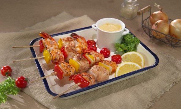 Món ngon mỗi ngày: Chả tôm xiên que nướng mè
