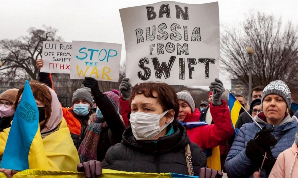 SWIFT là gì và nó có thể được sử dụng để chống lại Putin?