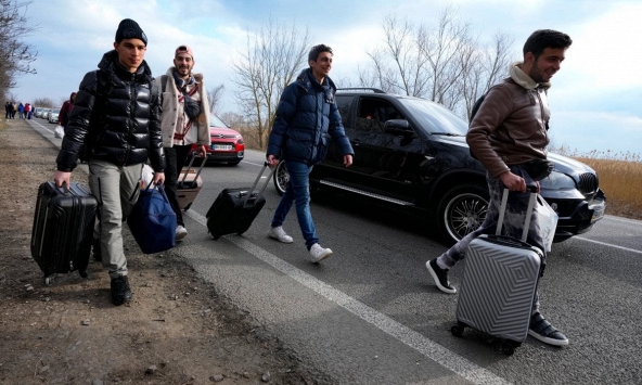 Người Ukraina ồ ạt chạy sang biên giới để trốn chiến tranh