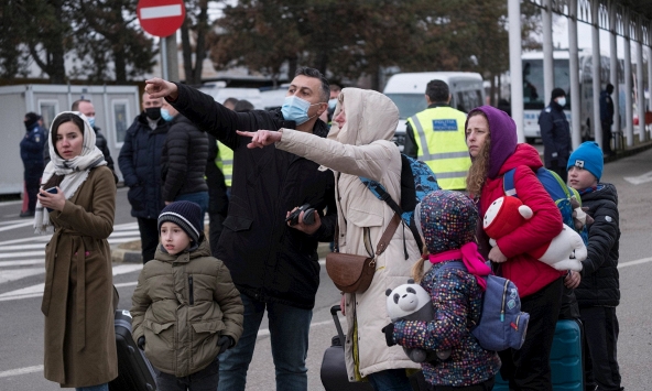 Hình ảnh người dân Ukraina chạy sang nước láng giềng Romania lánh nạn