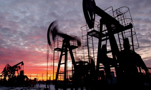 Giá xăng dầu hôm nay 3/3: Dầu thô tiếp tục tăng mạnh