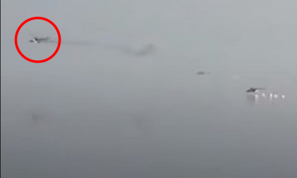 Khoảnh khắc Ukraina bắn rơi trực thăng Nga trên bầu trời Kyiv