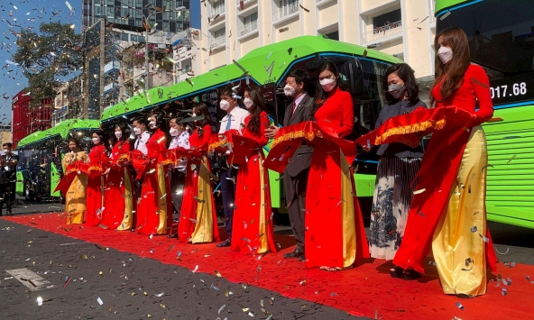 Khai trương tuyến xe buýt điện đầu tiên tại TP.HCM