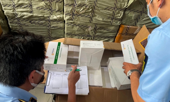 TP.HCM tạm giữ 60.000 kit test, 80.000 viên thuốc trị COVID-19