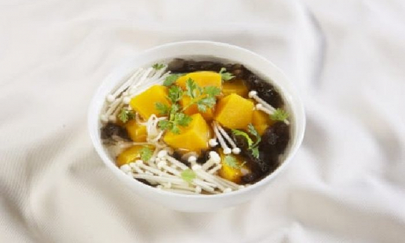 Món ngon mỗi ngày: Canh sườn bí đỏ rong biển
