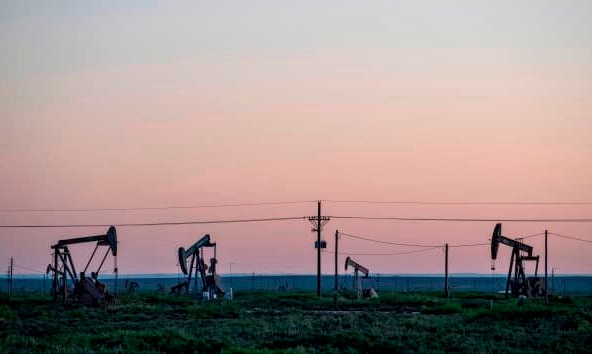 Giá dầu thô giảm hơn 8%, xuống dưới 100 USD/thùng