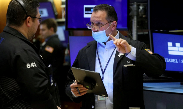 Chứng khoán toàn cầu tăng vọt sau khi giá dầu trượt dốc, COVID-19 bùng phát ở Trung Quốc 