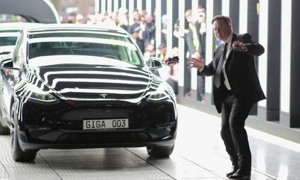 Elon Musk nhảy múa mừng khai trương nhà máy xe điện 5 tỷ Euro