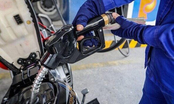 Giá xăng giảm hơn 1.000 đồng mỗi lít