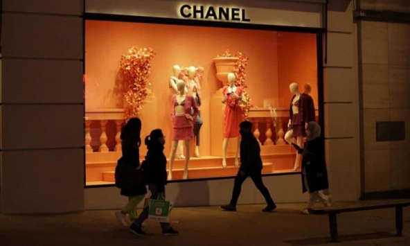 Chanel ngừng bán túi xách cho người Nga muốn đem về nước