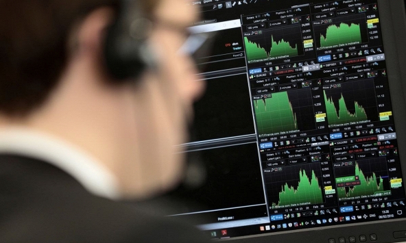 Dow Jones tăng 400 điểm, Nasdaq tăng gần 2% 