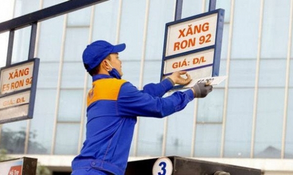 Giá xăng tăng gần 700 đồng/lít